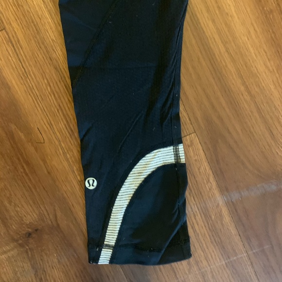 Lulu Lemon Capri length size 4. No pilling - EUC - Picture 2 of 3